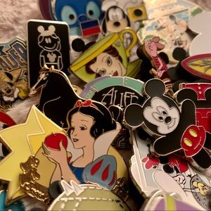 10 Disney Pins